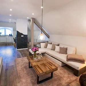 Apartment Adele Im Dachgeschoß Einer Stilvollen, Dresden